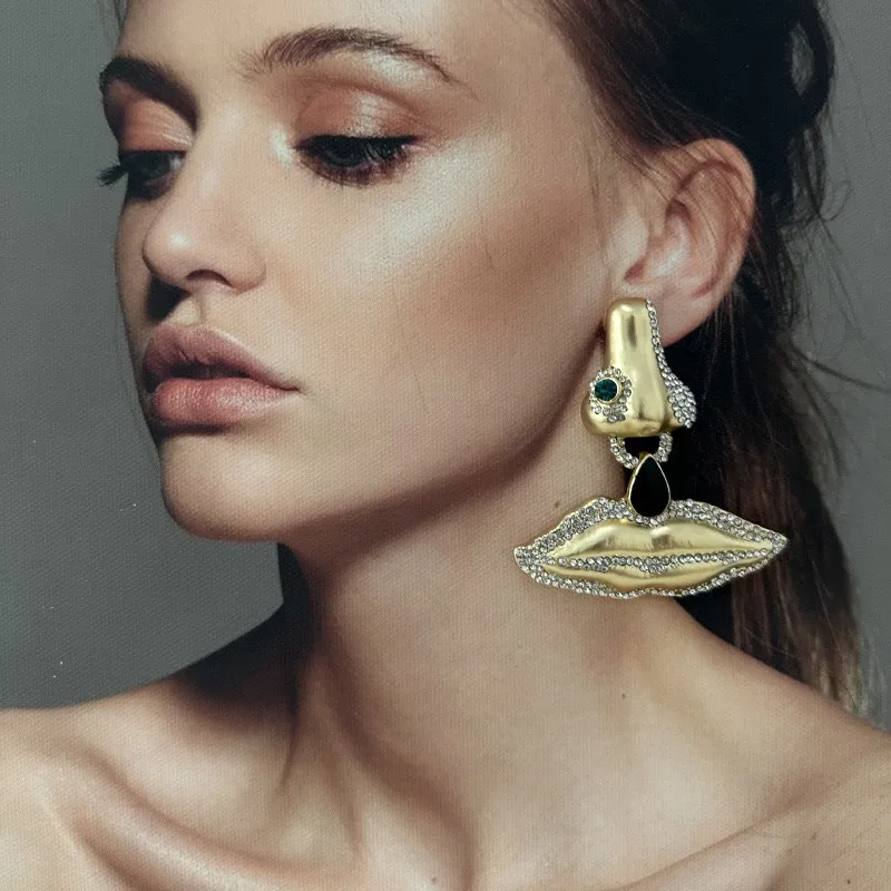 Retro exaggerated sparkling diamond nose and lip pendant with magnetic suction opening collar, fashionable necklace01