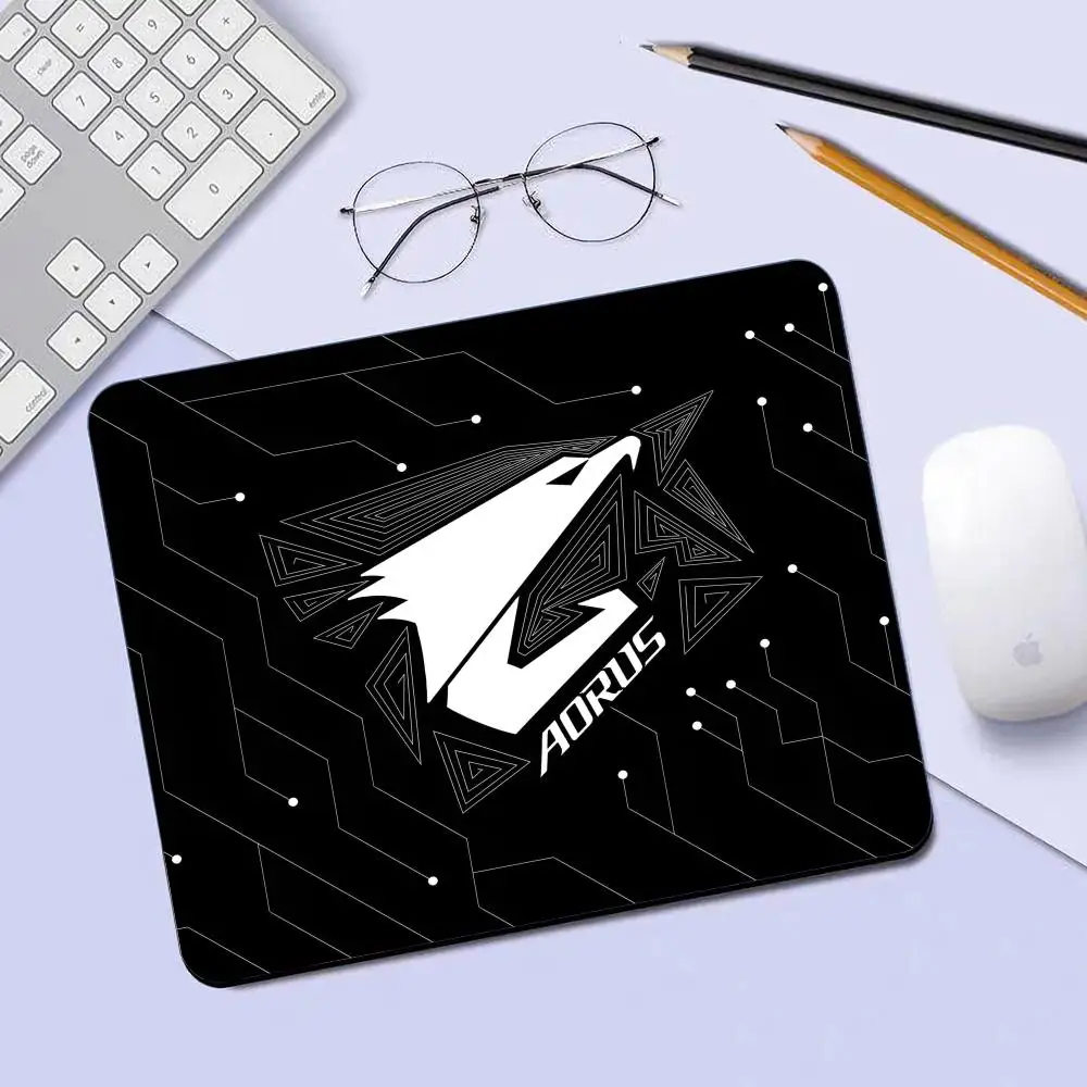 لوحة ماوس جميلة من GIGABYTE AORUS لوحة ماوس للألعاب لوحة ماوس صغيرة لألعاب الكمبيوتر المكتبي لتزيين سطح المكتب حصيرة ماوس المكتب #5