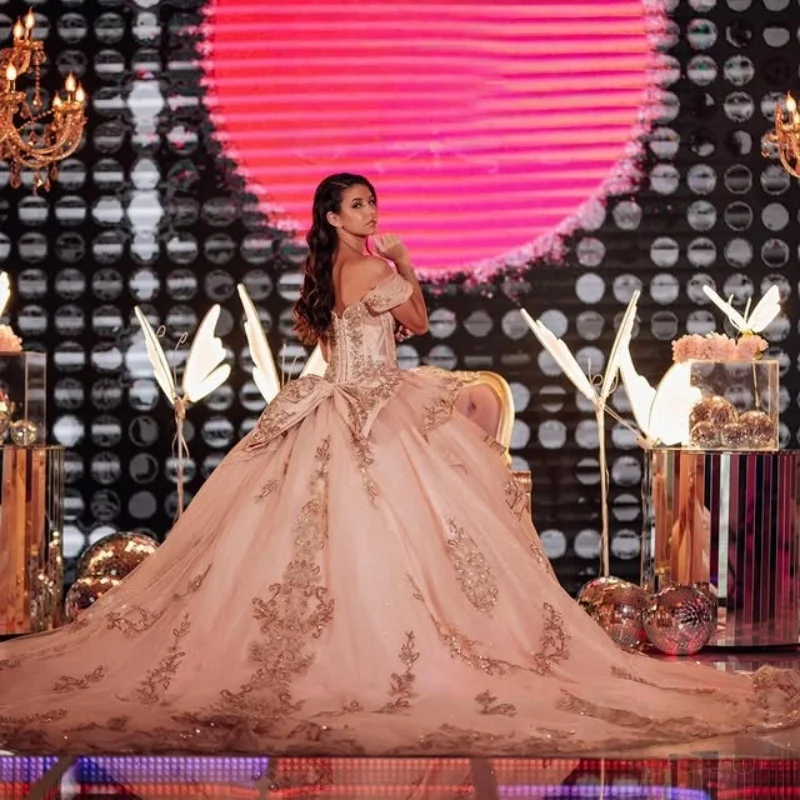 Maßgeschneiderte Champagnerfarbene Quinceanera-Kleider aus der Schulter, Pailletten-Applikation, Kristall, langer Schwanz, Schleife, Vestido 15, Quinceanera