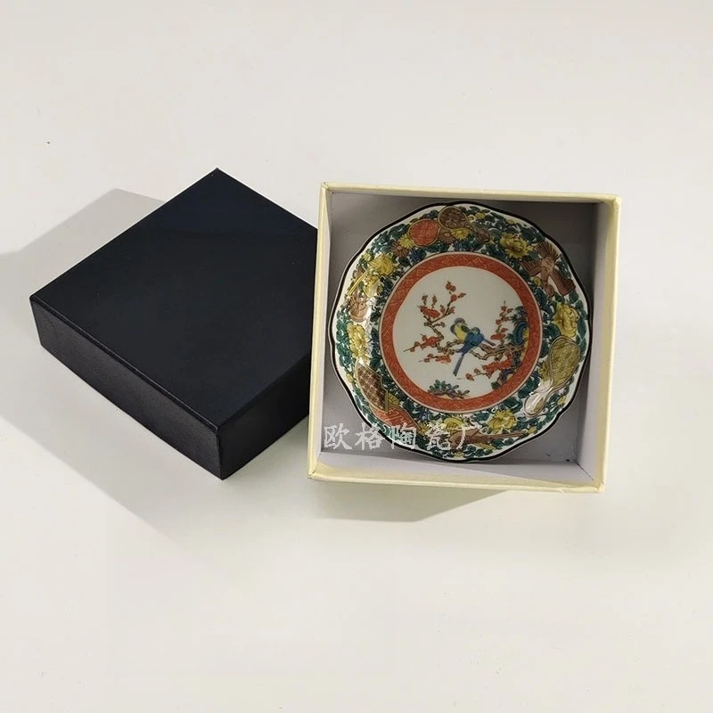 

Небольшая керамическая тарелка для суши отлично подходит для японской кухни и сервировки закусок в доме или ресторане