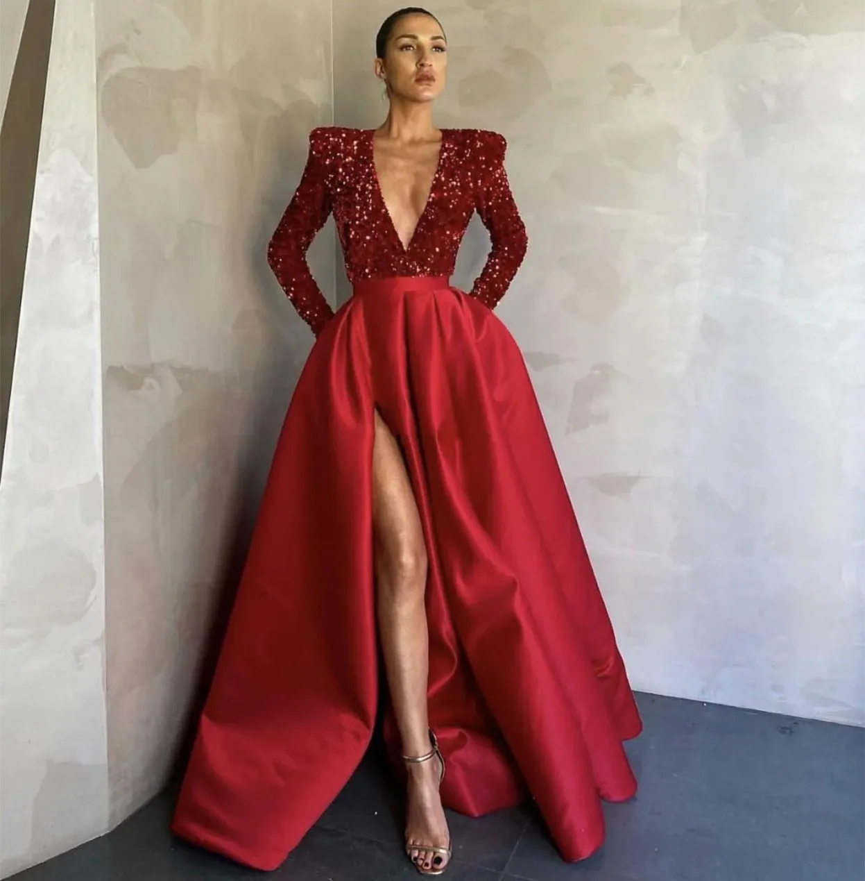 2021 Dark Green Elegant Evening Dresses With Long Sleeve Dubai Arabic Sequins Satin Prom Gowns Party Dress Deep V-Neck High Spli