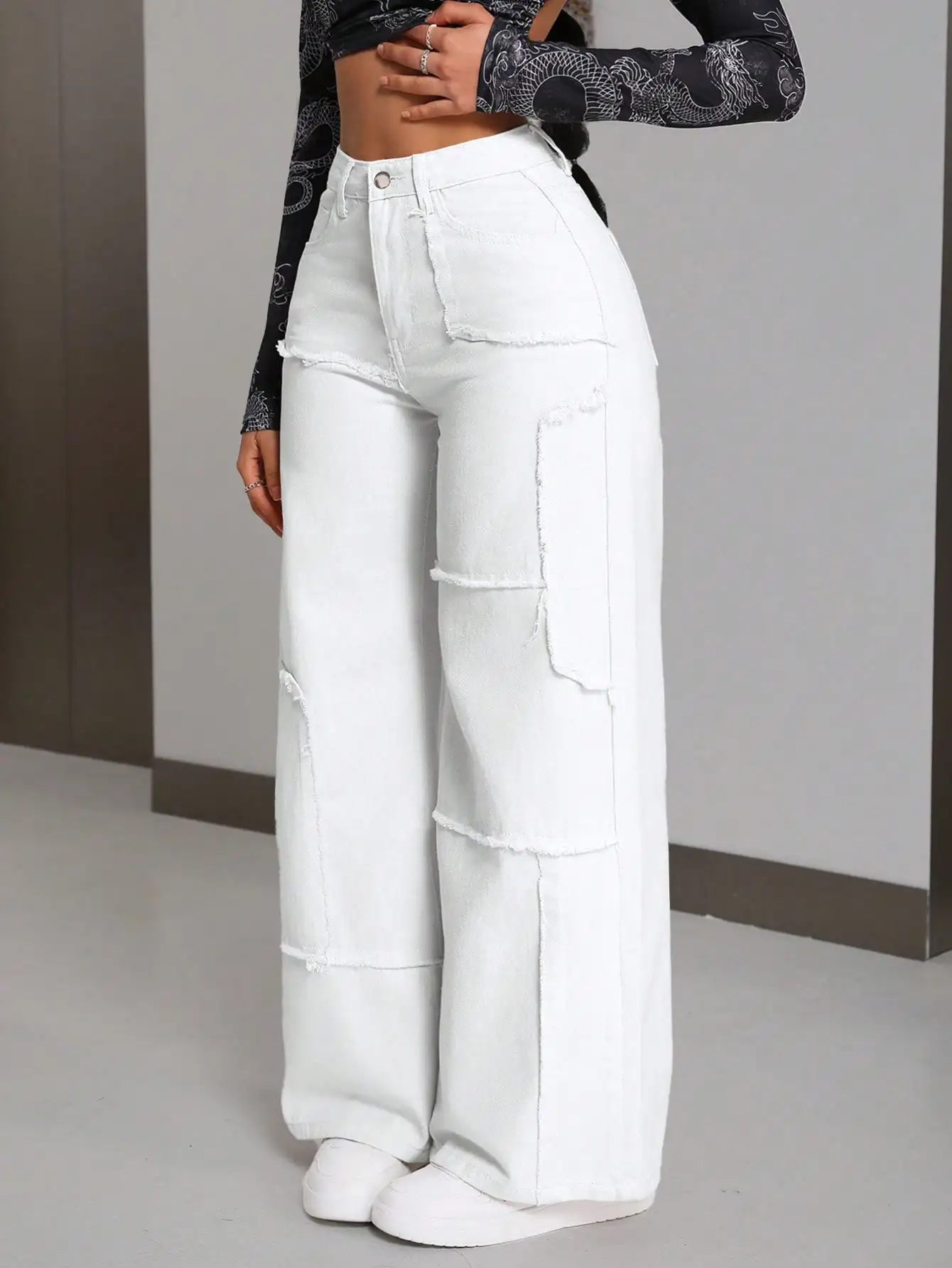 

Белые широкие джинсы-карго с потертыми карманами и высокой талией для женщин