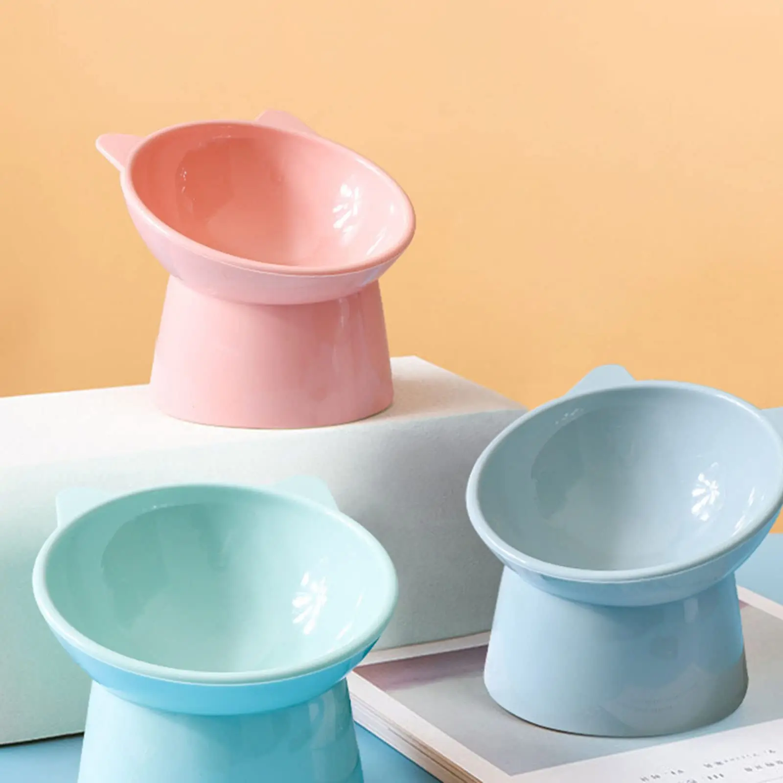 أوعية طعام القطط المرتفعة 15 درجة أوعية الحيوانات الأليفة المرتفعة المضادة للقيء مائل أثار ويسكي ودية طبق القط المرتفع البلاستيك المائل