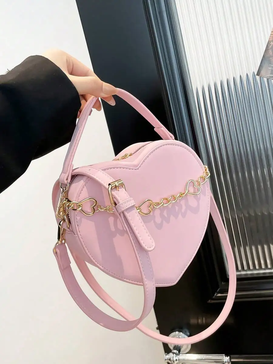 

Розовая сумка-кроссбоди в форме сердца с золотой цепочкой и матовой отделкой