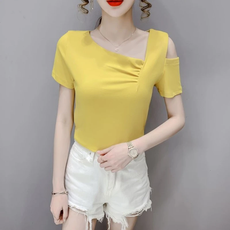 

Женский топ Slim Fit с коротким рукавом, летняя новинка 2026 года, нишевый дизайн, с открытыми плечами, асимметричным вырезом и продуманной деталью