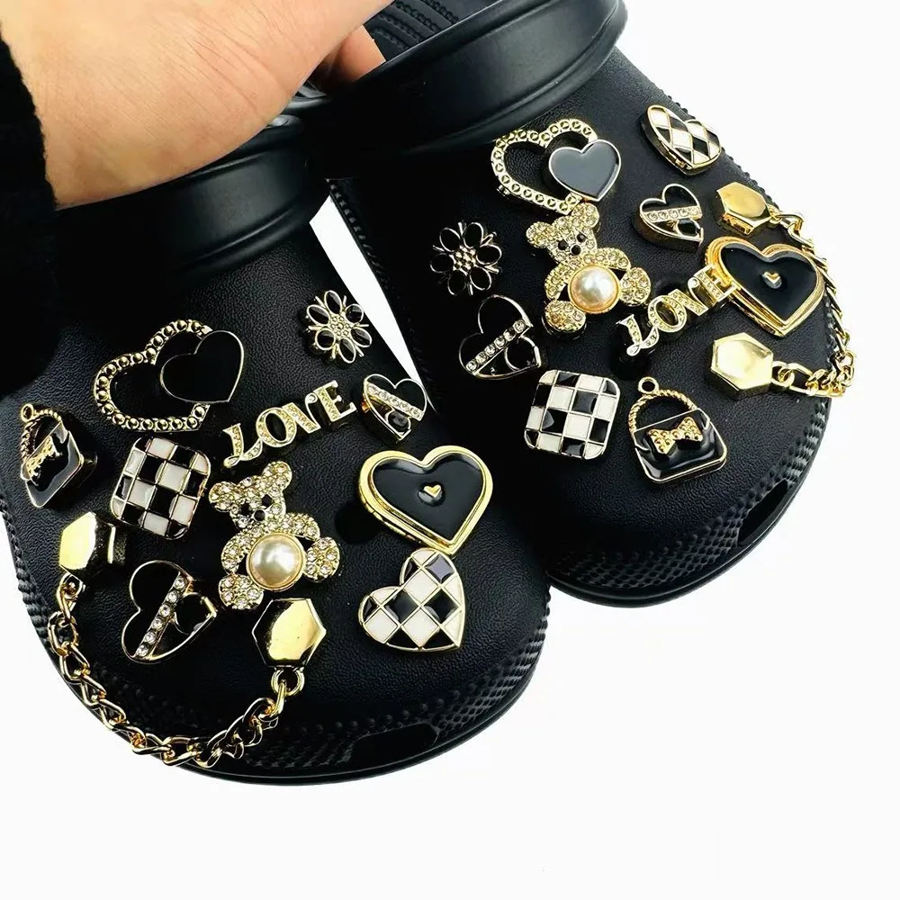 22-teiliges Luxus-Schuhcharms-Set, Zubehör für Clogs, Schuhschnallen, herzförmige Diamanten, Bären, Buchstaben, Goldkette, DIY-Schuhdekoration – Detail 7