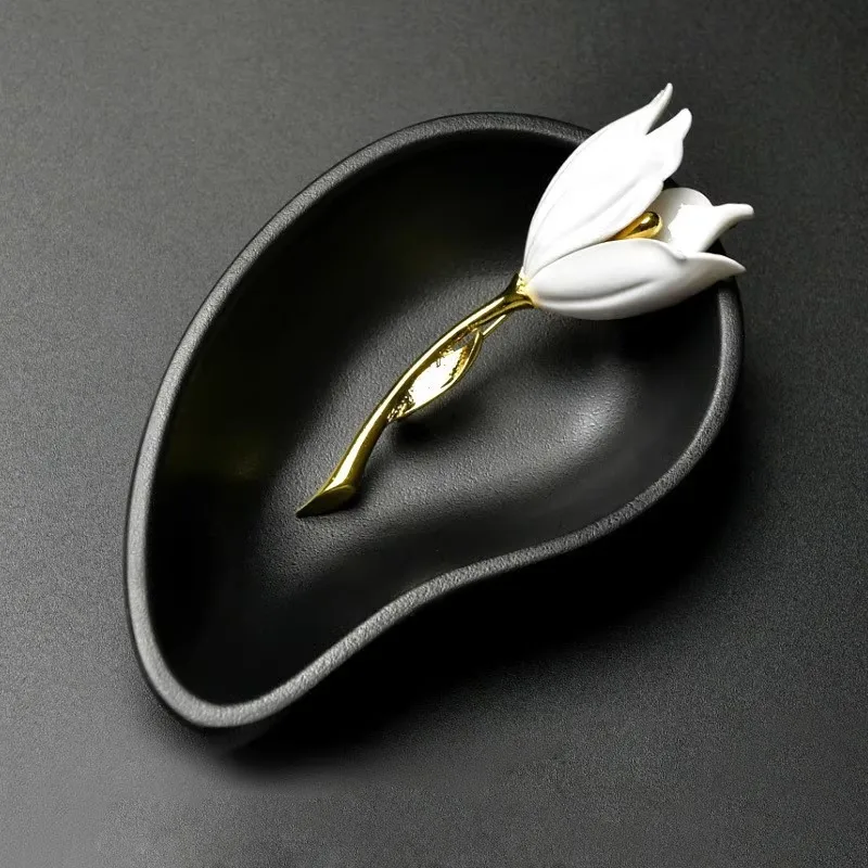 Simple Elegant White Tulip Flower Brooches For Women Fashion Resin Magnolia Alloy Pins Party Banquet Accessory Lady Gift Jewelry