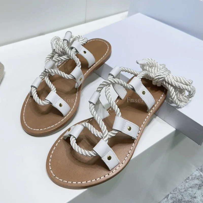 

2025 новые стильные сандалии, женские модные дизайнерские туфли на плоской подошве с перекрестными ремешками на щиколотке, удобное праздничное платье высшего качества, летняя пляжная прогулочная обувь
