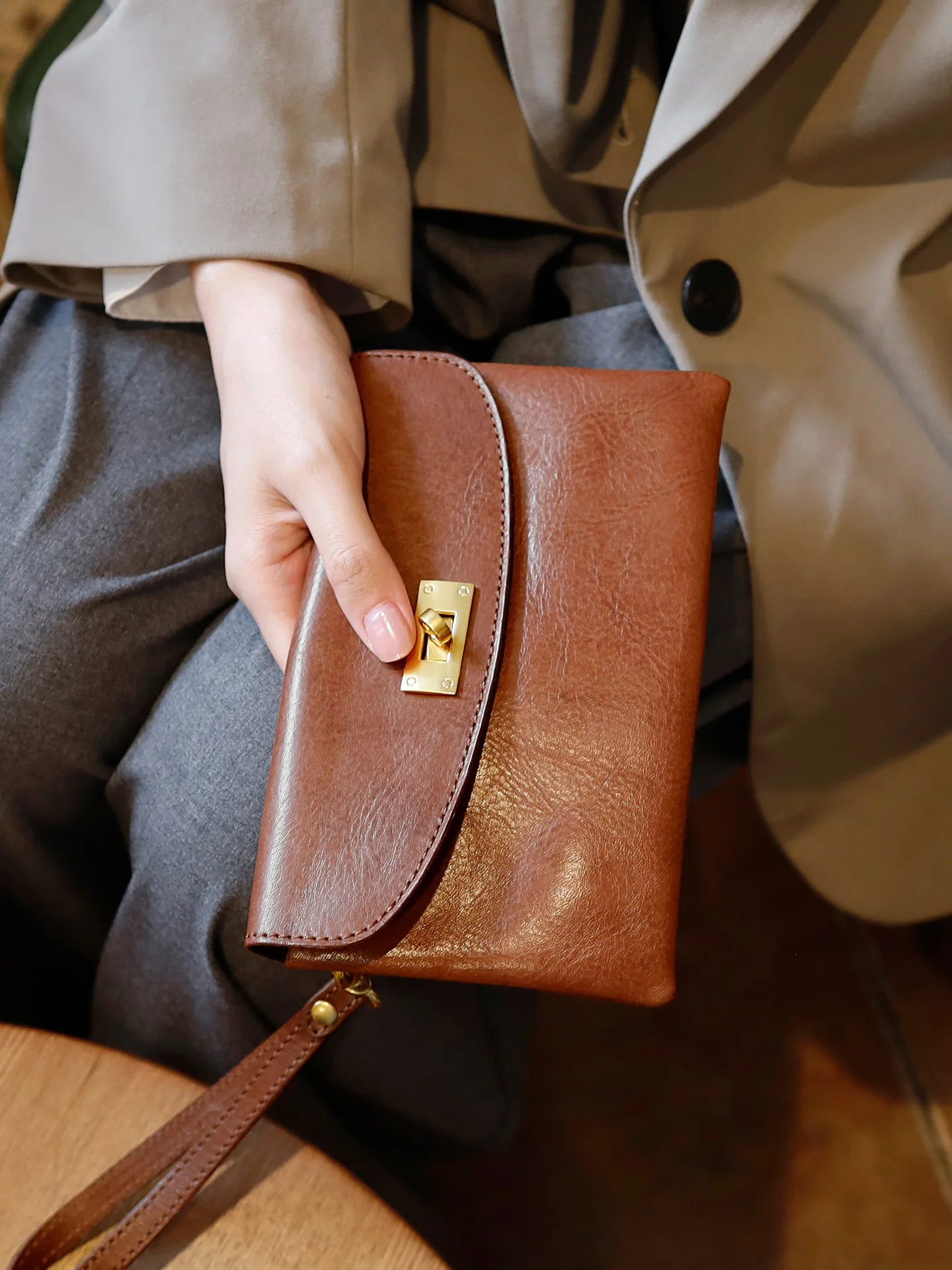 2026-new-retro-style-genuine-leather-wallet-long-lock-buckle-plant-tanned-cowhide-handbag-small-mobile-phone-bag-for-youth