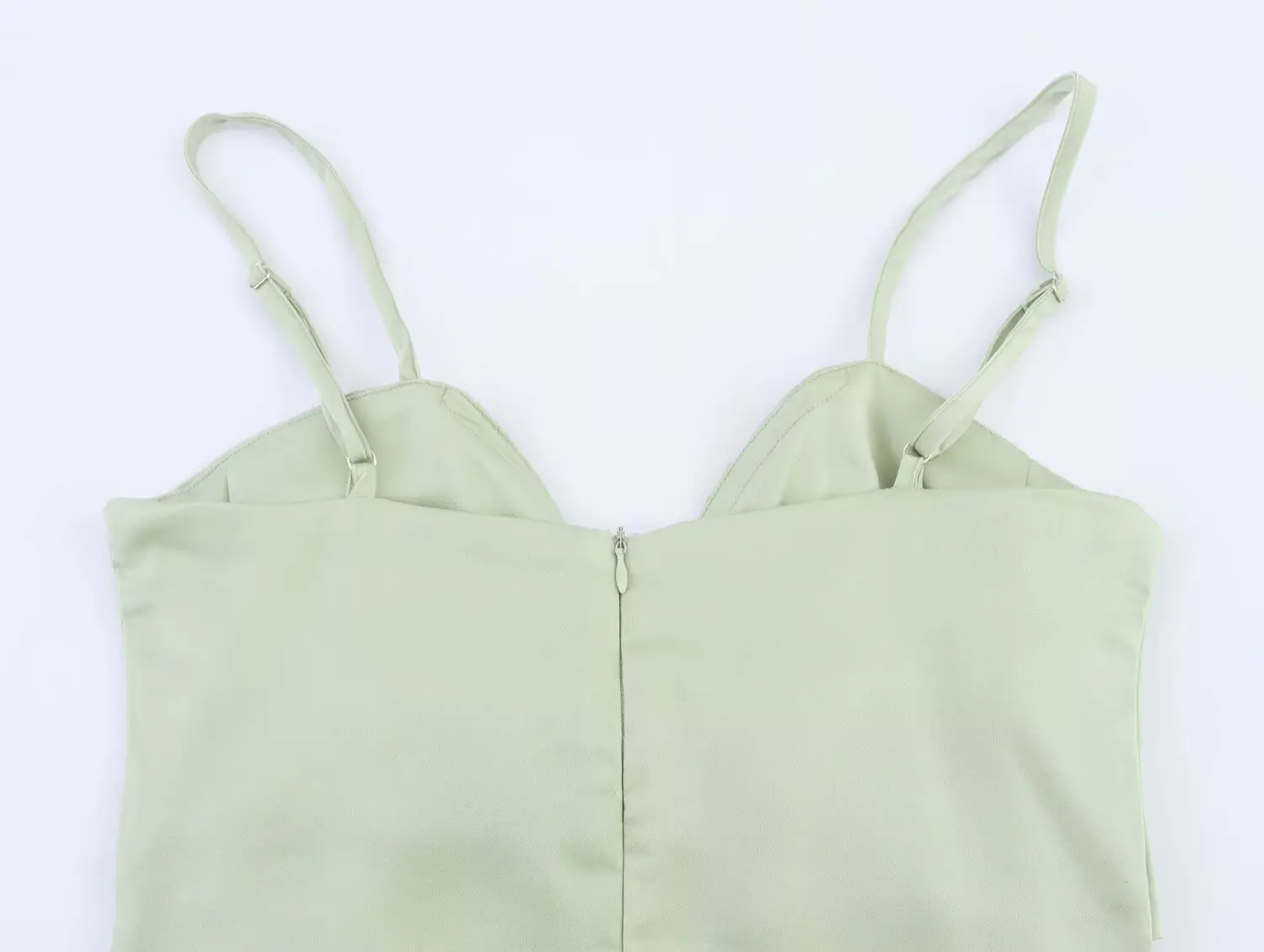 2025 신상 여성 의류 유럽 및 미국 스타일 분위기 있는 멜빵 하트넥 새틴 미디 드레스