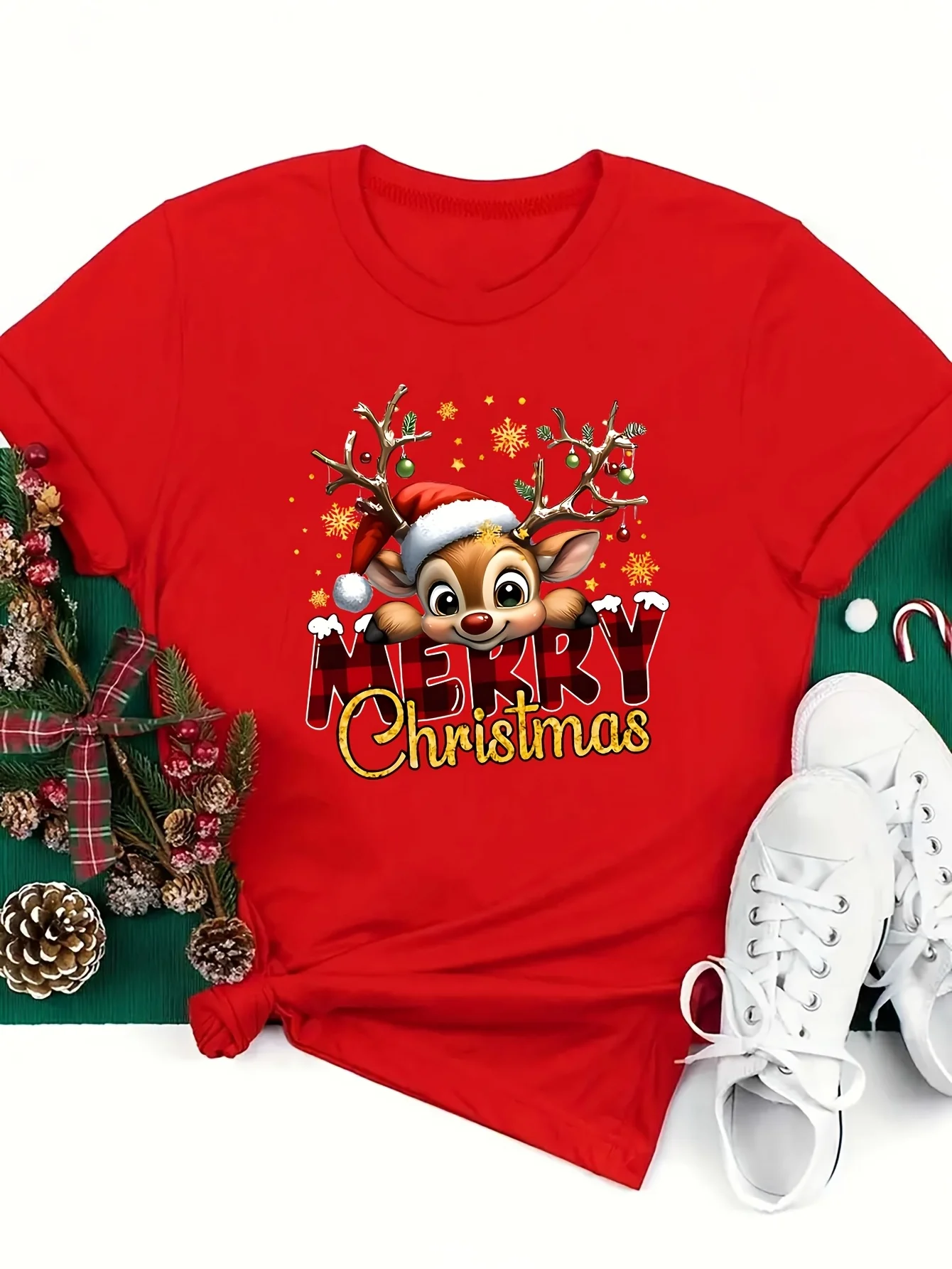 Koszulka damska z świątecznym grafiką jelenia, krótki rękaw, okrągły dekolt, casualowa odzież estetyczna.