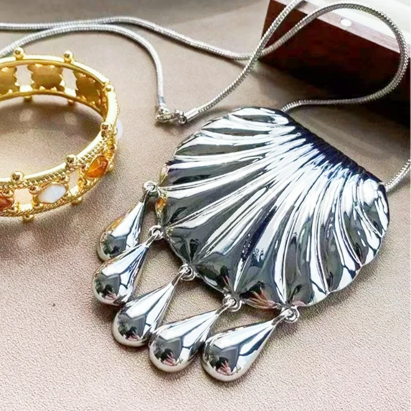 

French Vintage Metal Necklace for Women Fan Shell Shape Optional Gold Or Silver Color Fringe Clavicle Chain Luxury Fashion Jewel