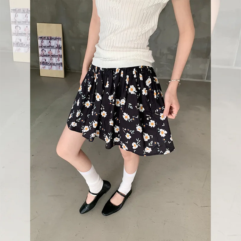 Franse stijl zwarte bloemen korte rok voor dames zomer 2025, nieuwe hoge taille A-lijn elastische taartrok, kleine halve rok