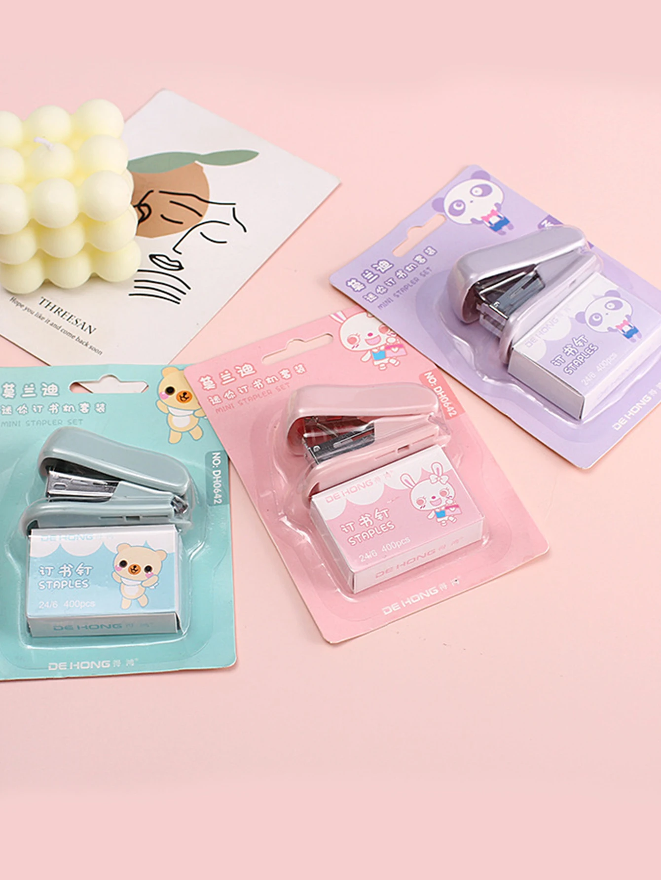 Randomly select a set of mini staplers with staples, color portable staplers for students and offices