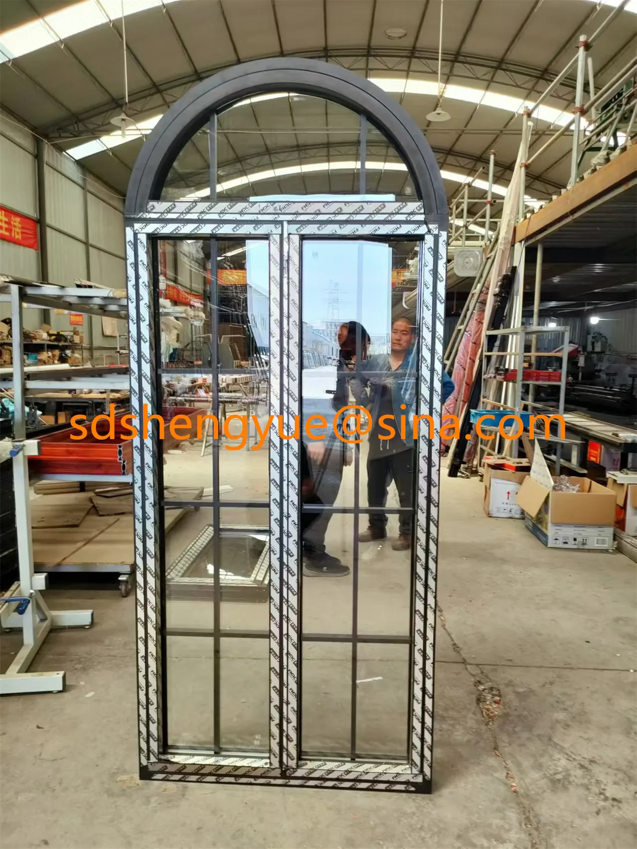 نافذة فيلا بتصميم مقوس مخصصة في الولايات المتحدة الأمريكية نافذة ثابتة على شكل قياسي من الألومنيوم والزجاج المقسى نافذة مقاومة للصوت مع شوايات