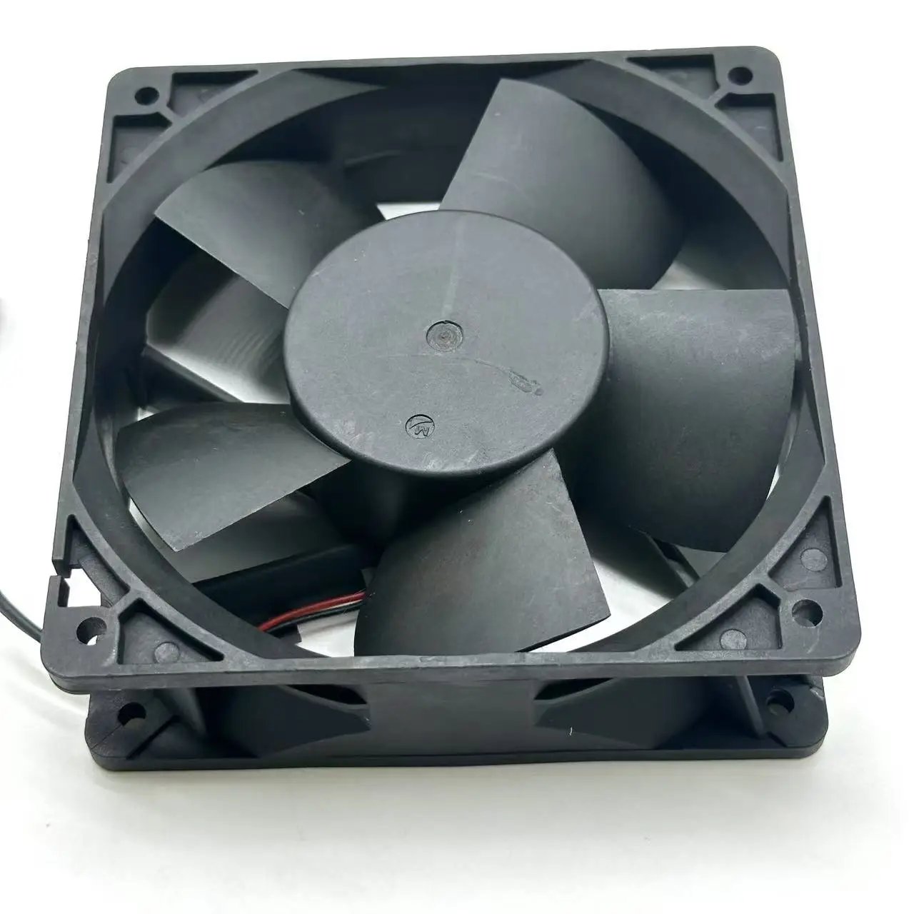 م DA12038B24UA تيار مستمر 24 فولت 1.00 أمبير 120 × 120 × 38 ملم مروحة تبريد بسلكين