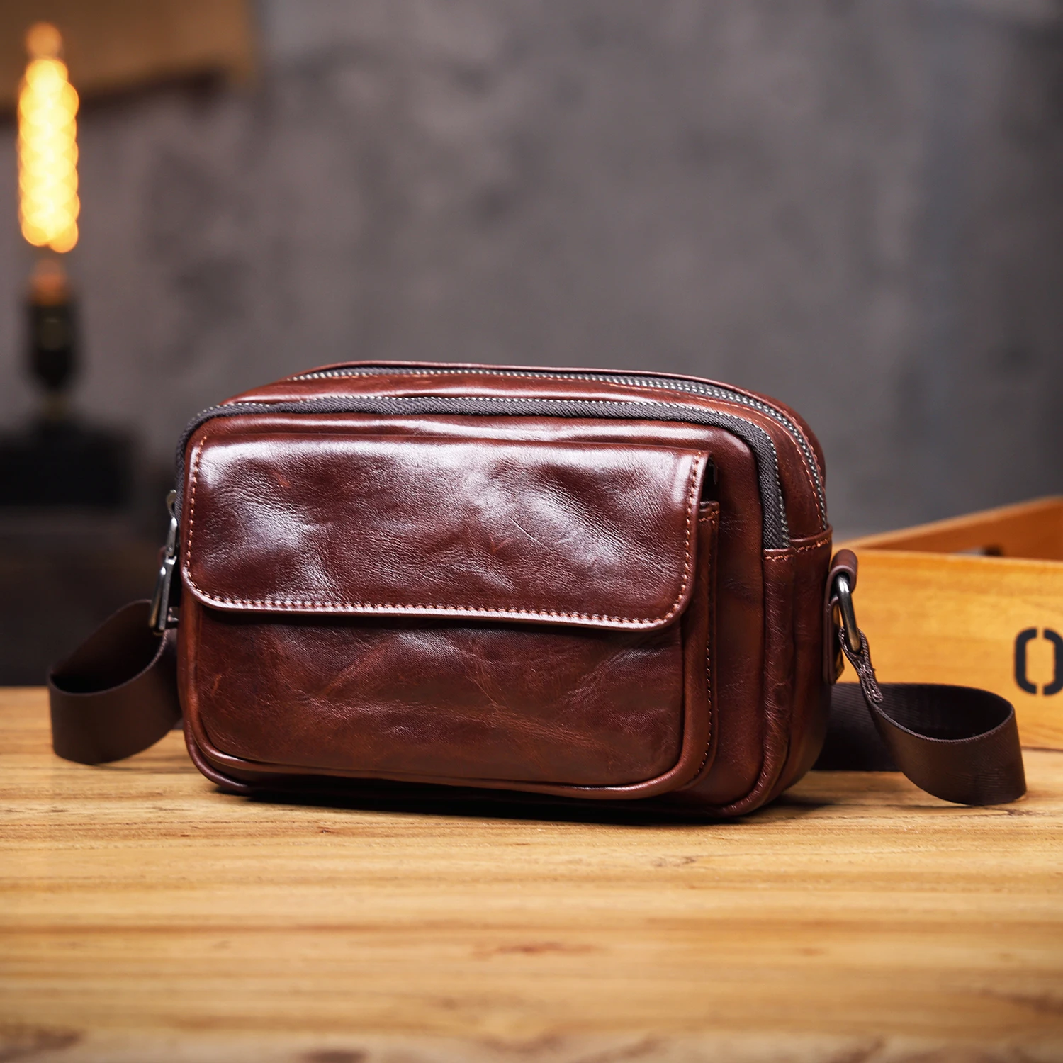 Echte Leder-Brusttasche für Herren, Casual-Umhängetasche aus Rindsleder, Modische Handyhülle, Pflanzlich gegerbtes, gerafftes Leder – Detail 17