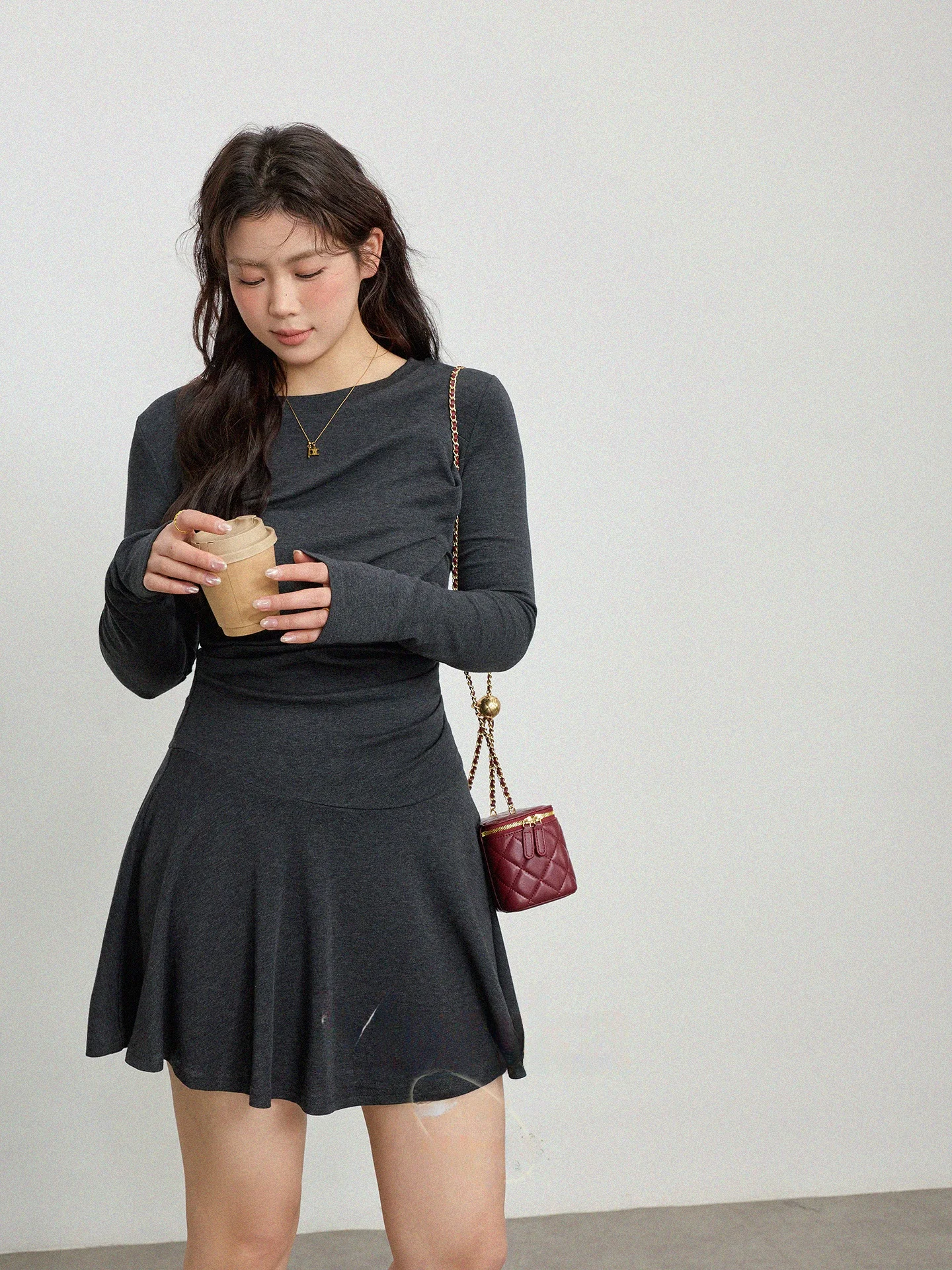 

Женское платье больших размеров с плиссированным дизайном, короткой юбкой А-силуэта и высокой талией, скрывающее недостатки и подчеркивающее фигуру.