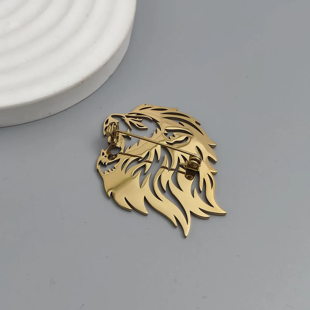Broche de león hueco de diseño original, de acero inoxidable chapado en oro, resistente al agua y sin decoloración, accesorios para traje de hombre.