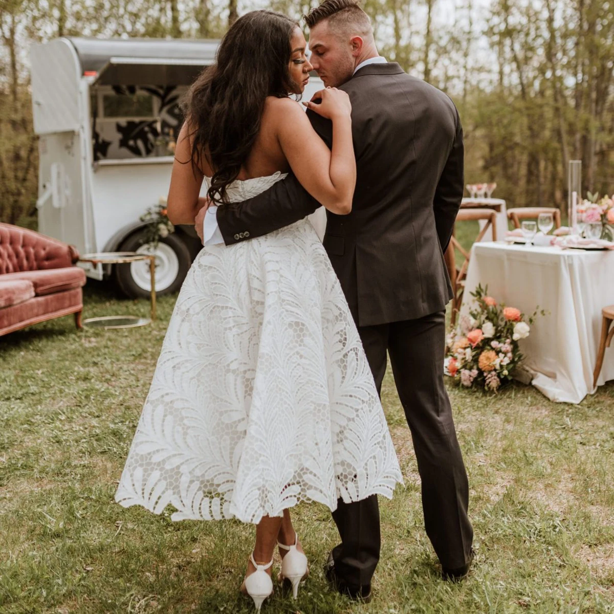 Vestido de novia bohemio sin tirantes hasta el té, vestido de novia de encaje con hojas, corte personalizado en forma de corazón para jardín, vestidos de novia románticos totalmente forrados