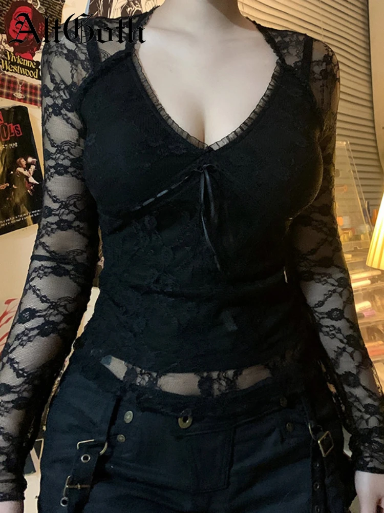 AltGoth Esthetische Mall Gothic Zwart T-shirt Vrouwen Y2k Coquette Sexy Kant Patchwork See Through Lange Mouw V-hals Crop Tee Tops