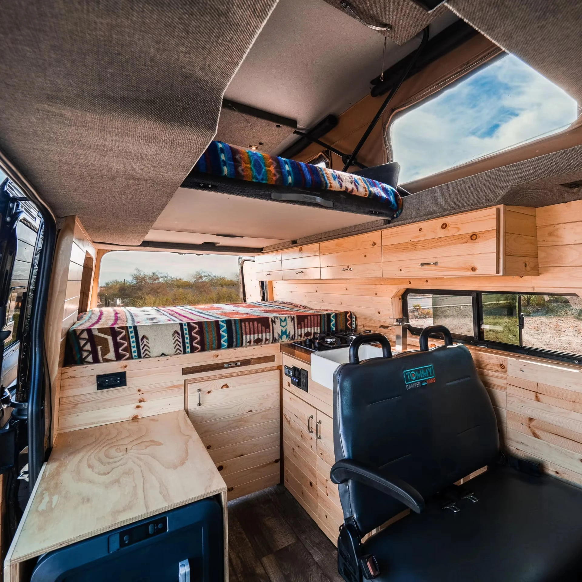 Campervan Conversion Kit Lightweight Rooftop Tent Carbon Fiber Rooftop Tent Hard Shell 4 Persons