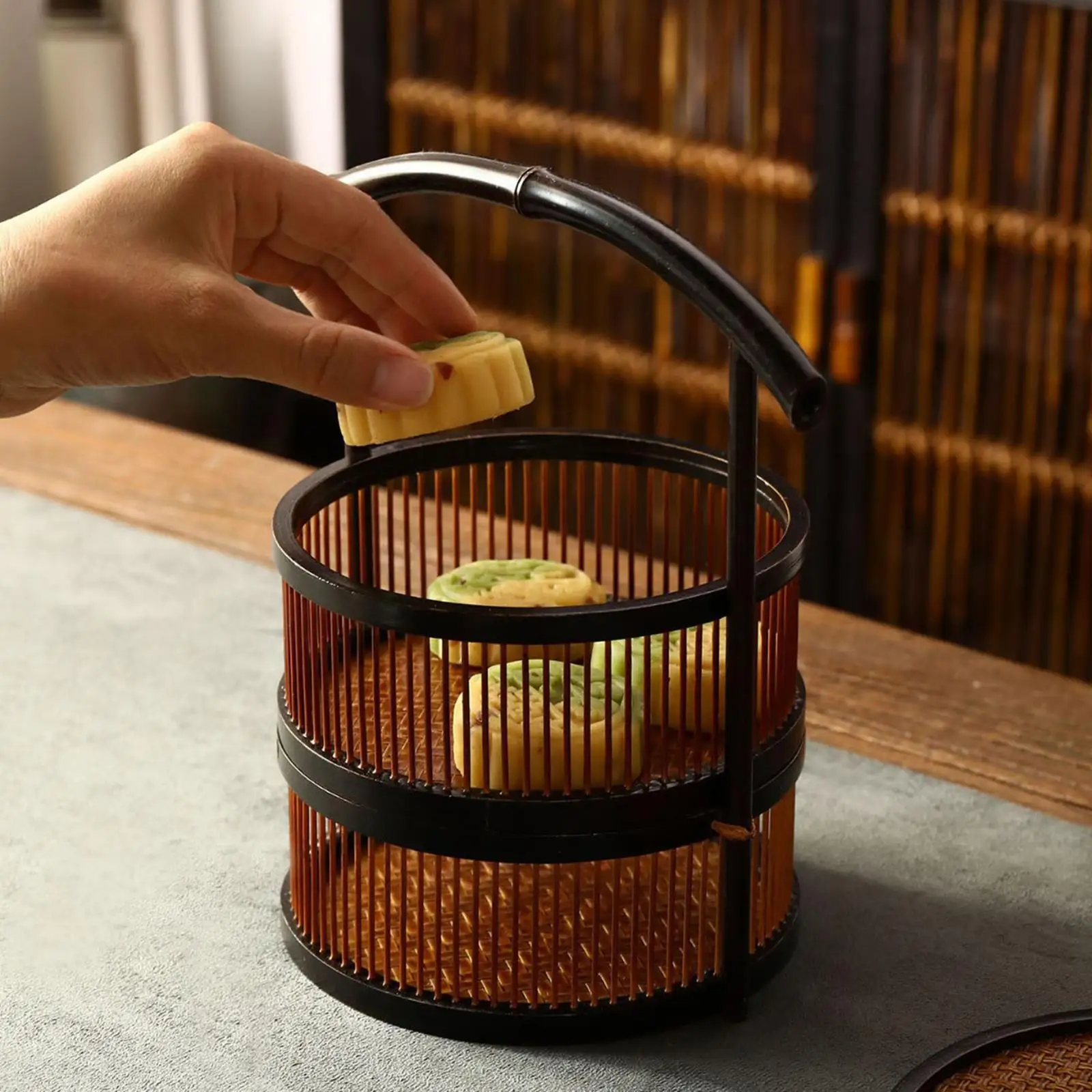 

Bamboo Woven Picnic Basket with Lid and Handle Durable Gift Packing Storage Container for Snack and Fruits