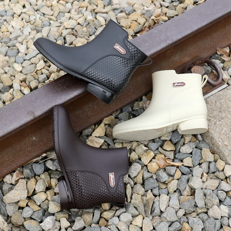 Bottes de pluie pour femmes, chaussures en caoutchouc antidérapantes imperméables et chaudes, semelle épaisse en velours, bottes de pluie légères à Tube court