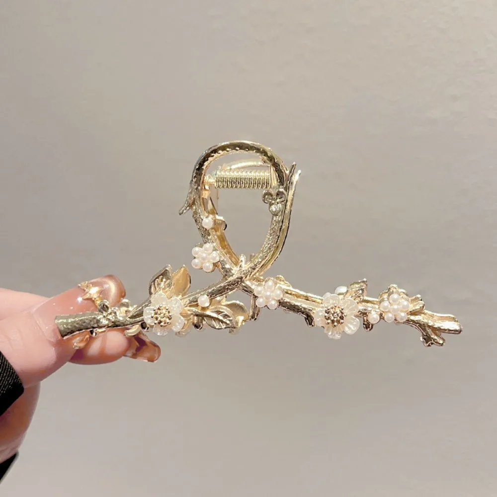 Elegante Retro-Haarspange mit Perlenblütenzweig und Blumendetail. Von der Natur inspirierter modischer Haarschmuck für Damen – Detail 1