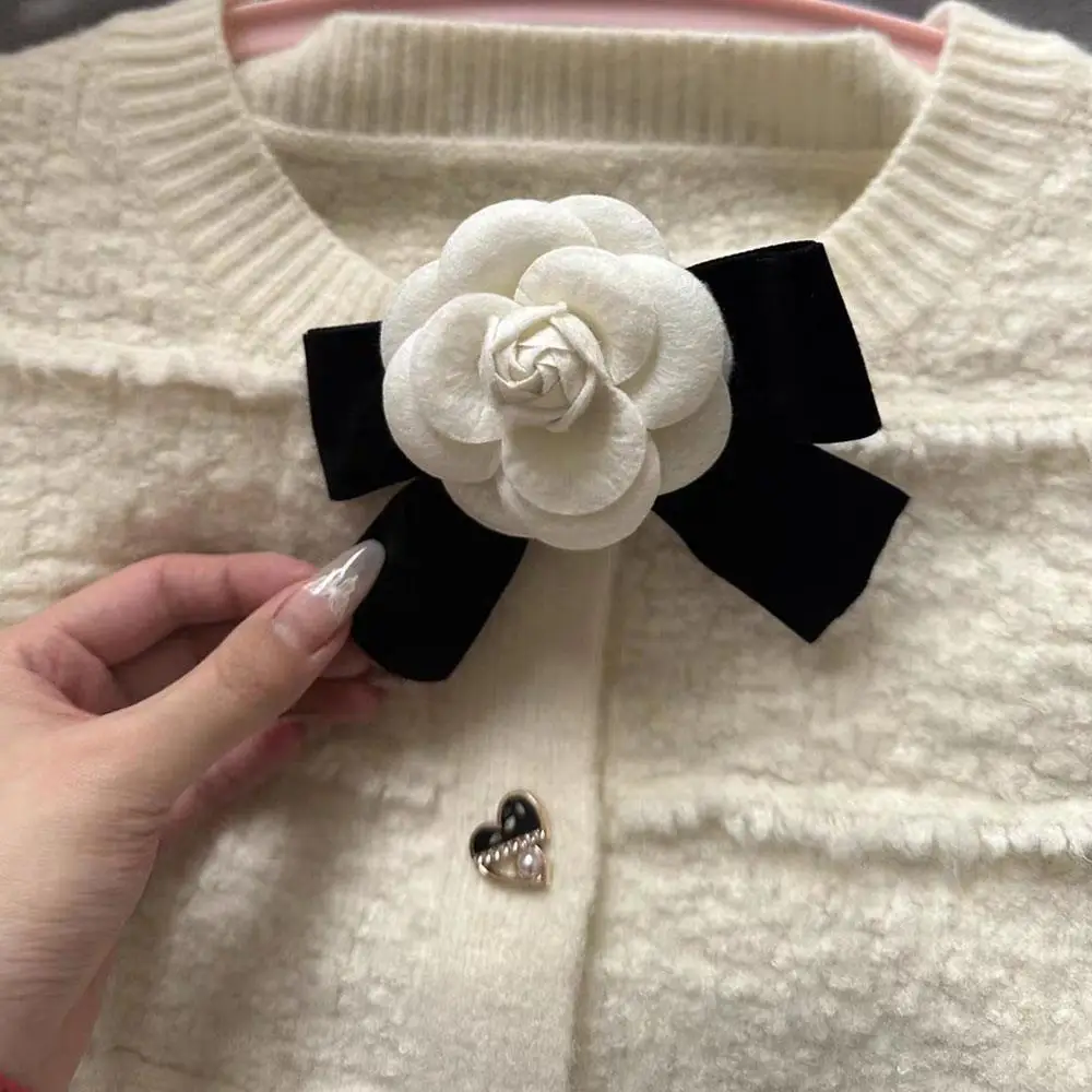 الشريط ربطة القوس فيونكة أنيقة كاميليا أسود أبيض دبوس مجوهرات تذكارية القماش التبعي كاميليا ربطة العنق بروش المرأة بروش