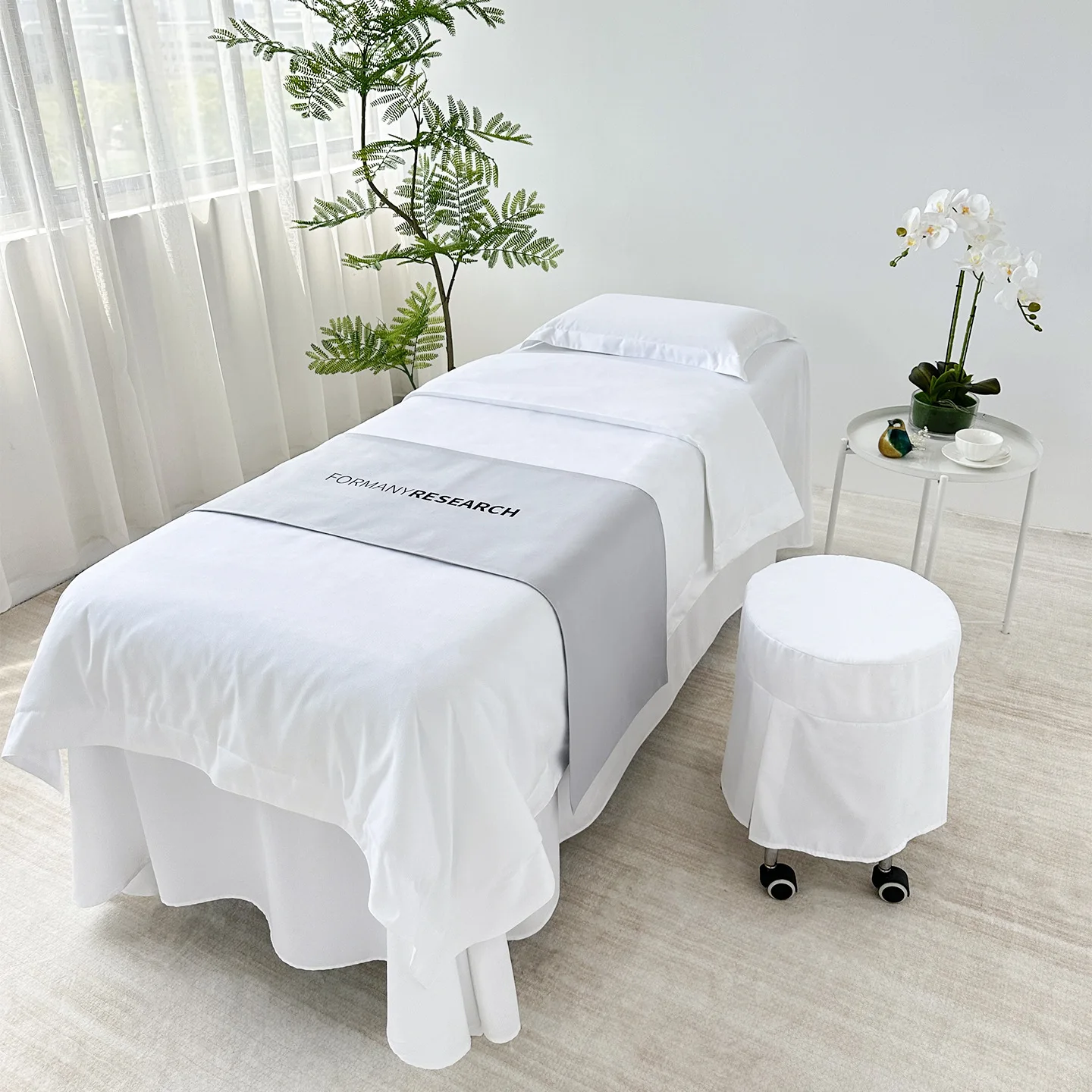 

Luxury Beauty Salon 5pcs Bedding Sets, Bedskirt with Hole+quilt Cover+stool Cover+pillowcase+bed Runner, Customized Logo