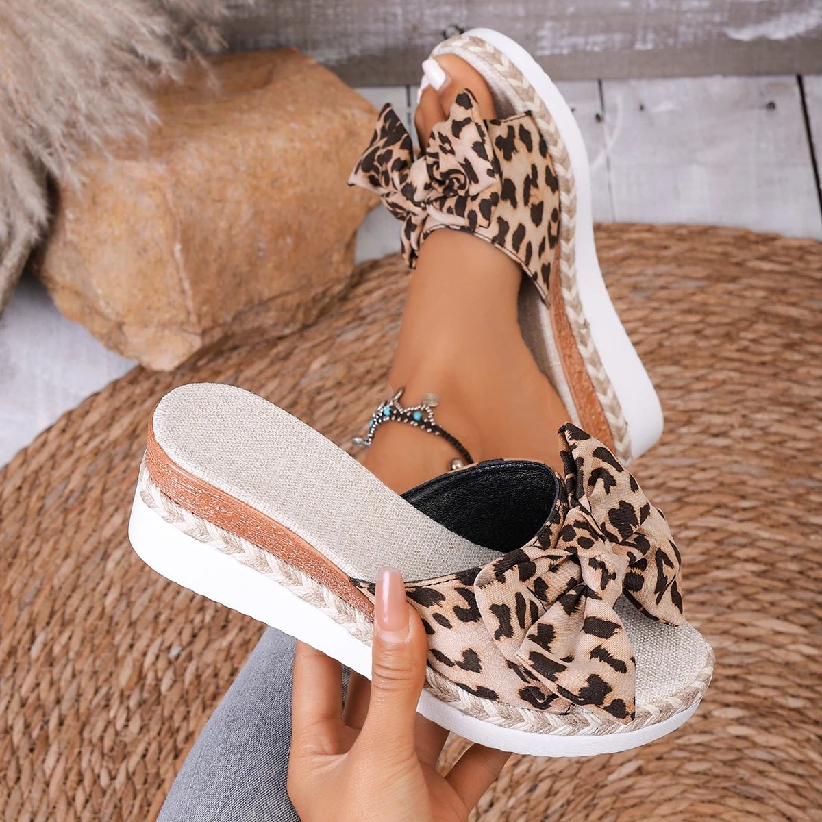 

Женские сандалии, летние роскошные леопардовые сандалии с галстуком-бабочкой, уличная модная обувь на танкетке, женская повседневная вечерние элегантная пикантная обувь на платформе