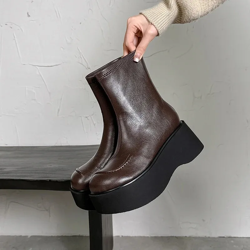 

2026новые осенне-зимние женские ботильоны высотой 22-24,5 см, современные ботинки из эластичной микрофибры с круглым носком, узкие ботинки на платформе с молнией сзади