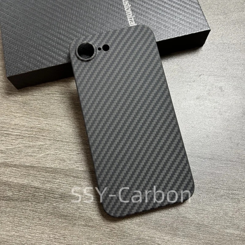 

Чехол Real Carbon для Apple iPhone 16E, кевларовый чехол, роскошный ультралегкий ультратонкий защитный чехол из углеродного волокна
