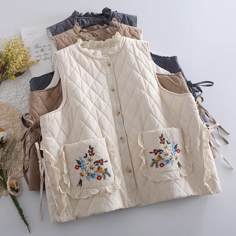 

Симпатичный хлопковый жилет в японском стиле с цветочной вышивкой, кружевным воротником и карманами, женский, свободного кроя, утепленный, зимний, с открытой спиной