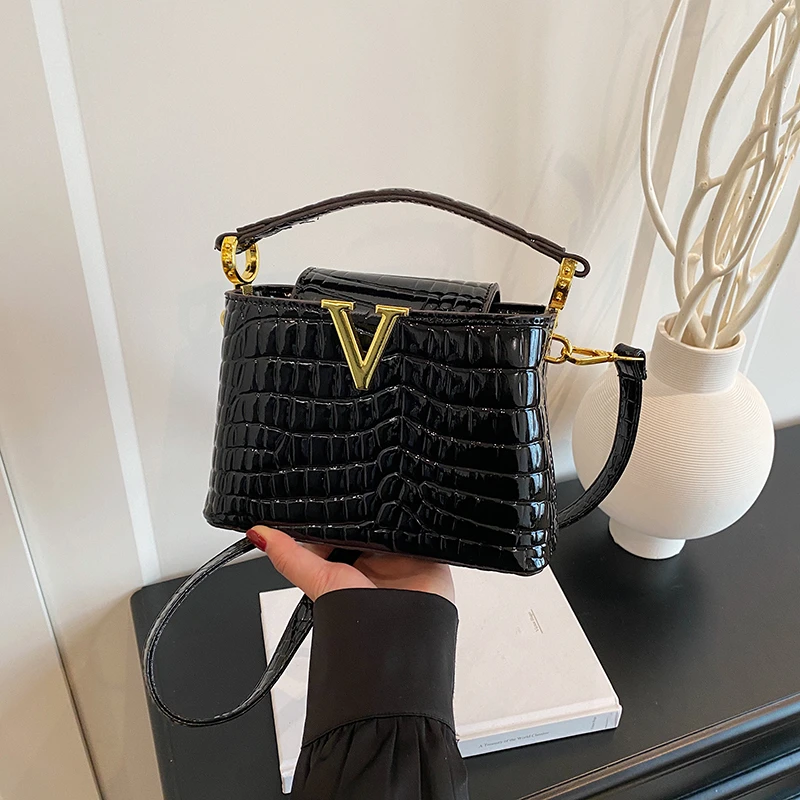 

Elegant Commuter Letter Logo Diaper Bag Unique Crossbody Handbag For Women Fashionable Textured Shoulder Tote