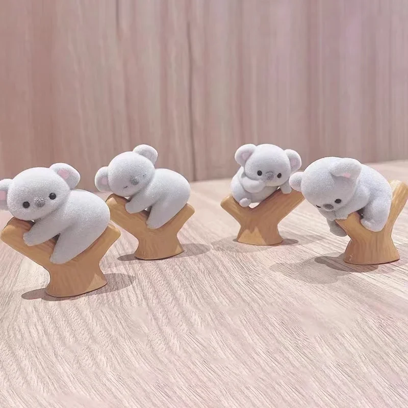 귀엽고 깜찍한 플로키 코알라 아기 나무에 등반하고 좌식으로 앉아서 당신을 바라보는 수면 동물 피규어, Yell 캡슐 토이