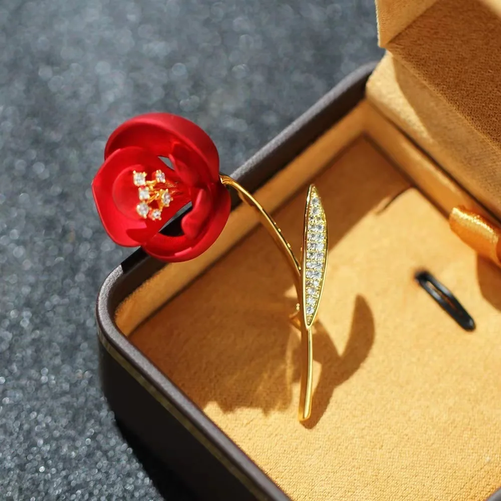 Rhinestone Red Rose Flower Brooches for Women Elegant Exquisite Shiny Zircon Flower Lapel Pins Wedding Party Badge Jewelry