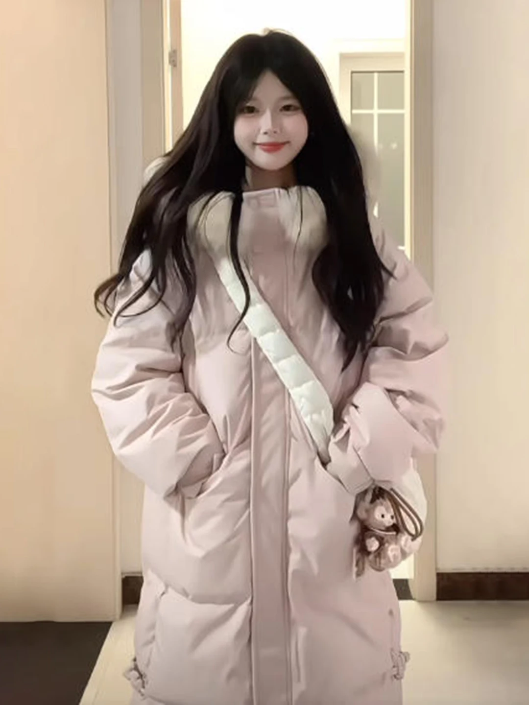 Różowy długi płaszcz puchowy damski zimowy ocieplany luźny krój duży kołnierz z futra bawełniany płaszcz wierzchni dojazdy do pracy styl koreański