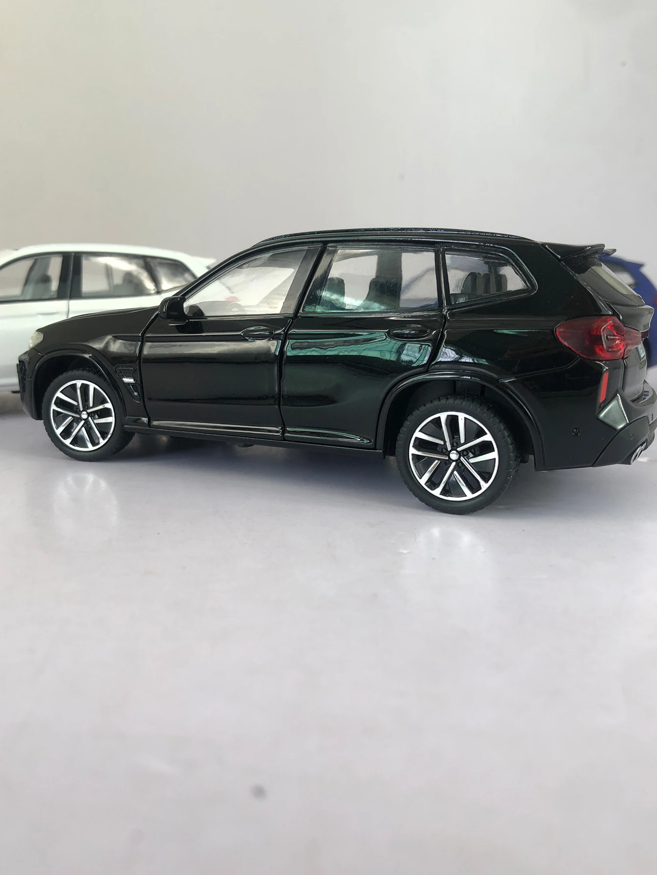 1: 32 symulowany model samochodu SUV ze stopu cynku, statyczna ozdoba, metalowy kolekcjonerski samochód na prezent