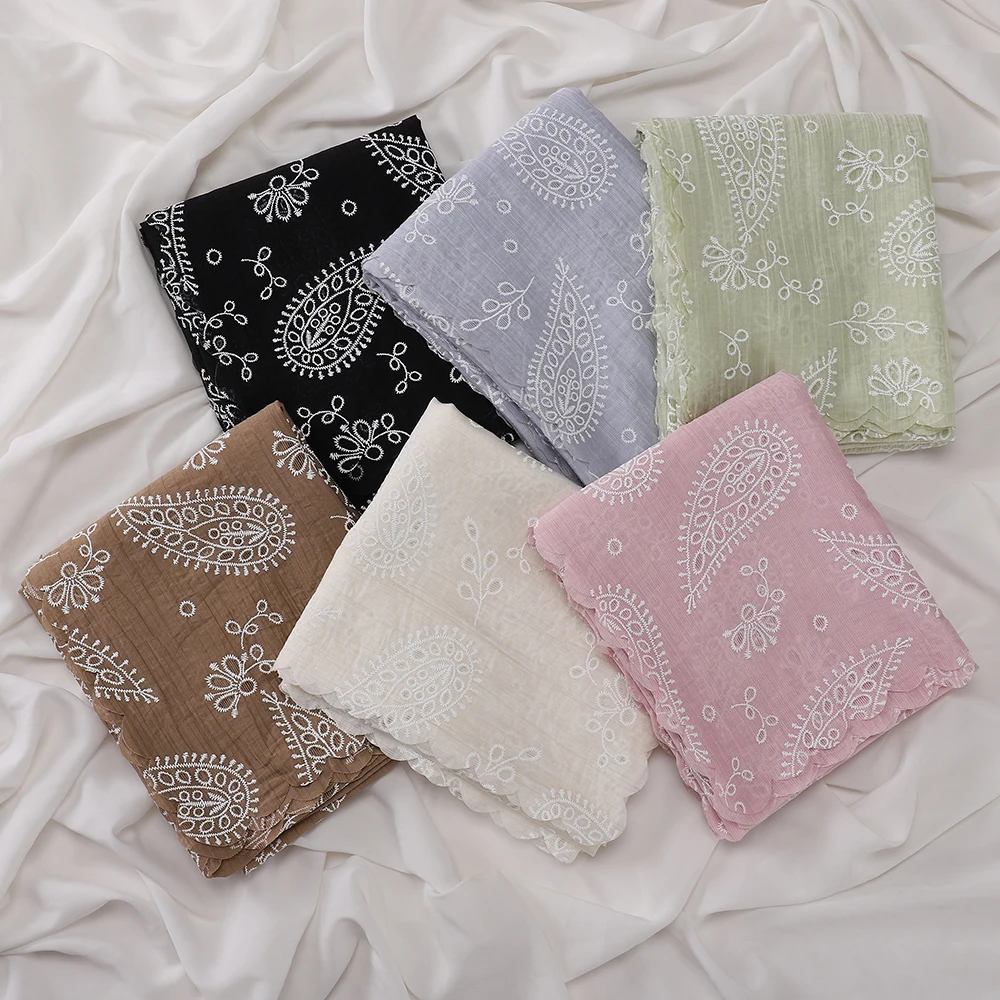 Eleganter weißer Hijab mit Paisley-Stickerei und Crinkle-Optik, Schal mit Muschelkanten-Spitze, weicher muslimischer Kopftuch, islamischer Alltagsschal – Detail 4