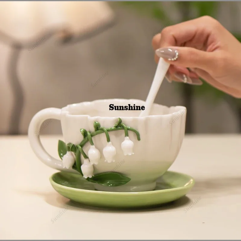 

Новая керамическая кофейная чашка с блюдцем, с объемным рельефом цветов, изящная чашка для послеобеденного чая с камелиями