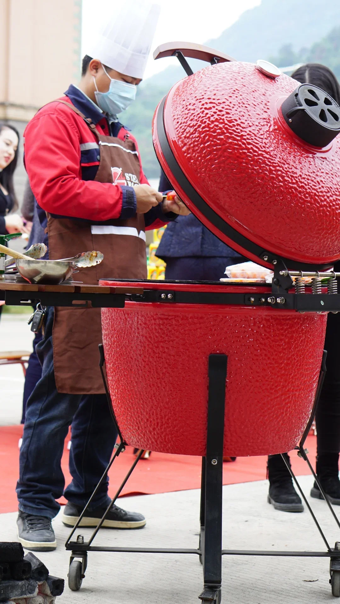 บาร์บีคิวสีแดง Kamado ถ่านกลางแจ้งบาร์บีคิวเซรามิค 24 นิ้ว Kamado Grill