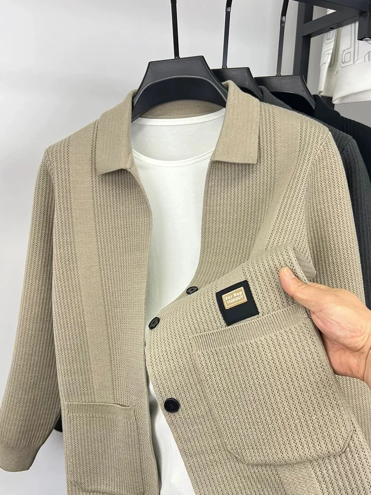 

Высококачественный роскошный трикотажный Перевернутый воротник кардиган марка буквенно - тисненный карман жакет пальто мода чистая цвет полосатая мужская одежда