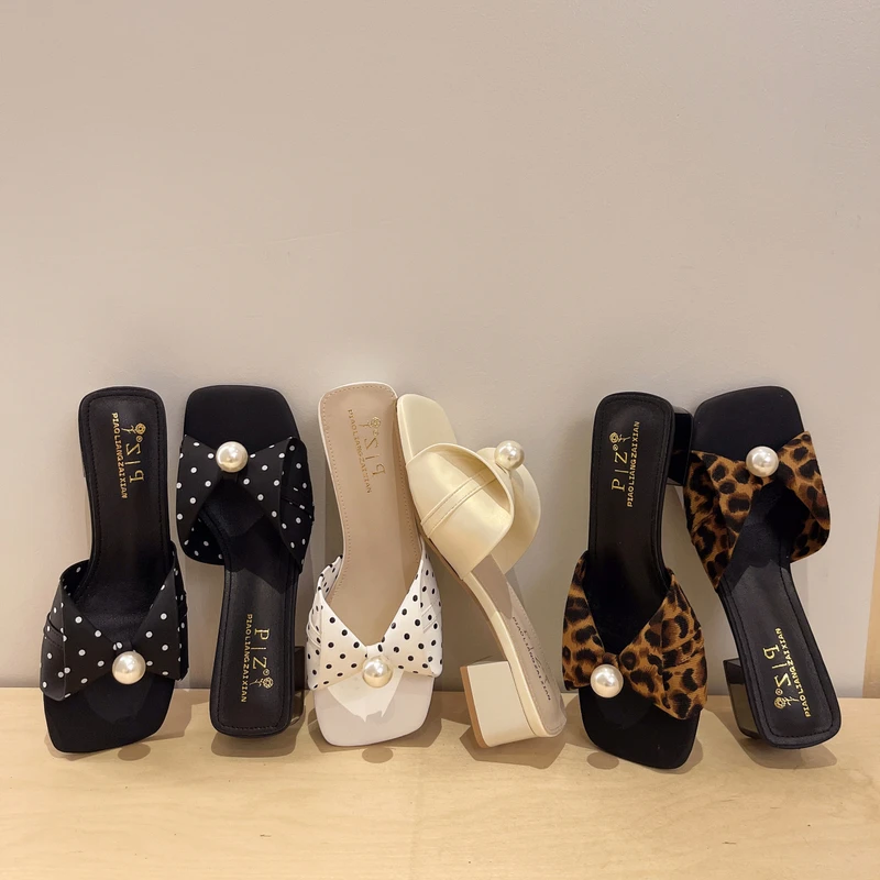 Eleganckie klapki z kwadratowy – Pump Heel Block recenzja i cena