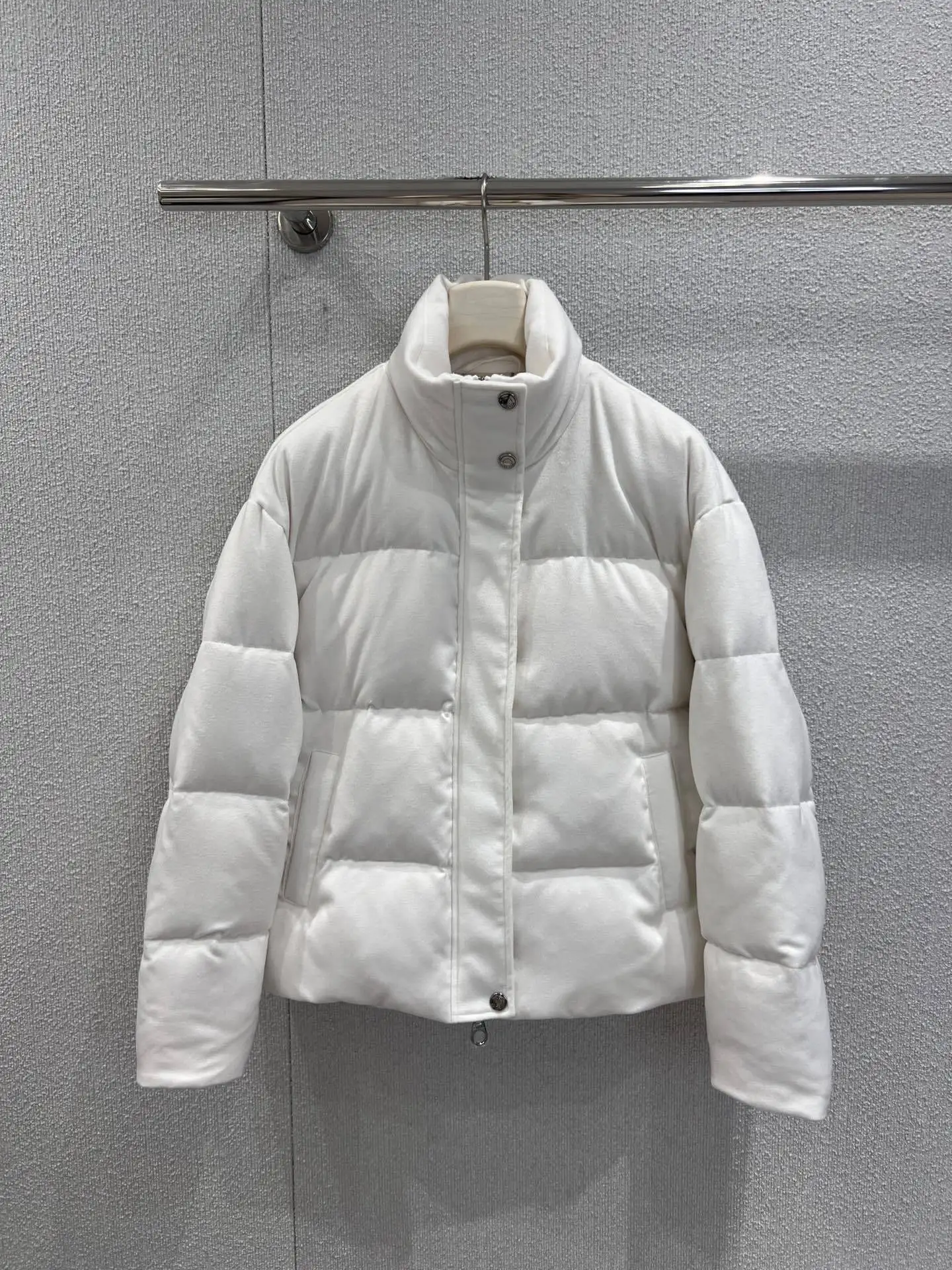 

High-end cashmere blended black and white two-color stand-up collar short cotton-padded jacket, luxurious quilted warm coat