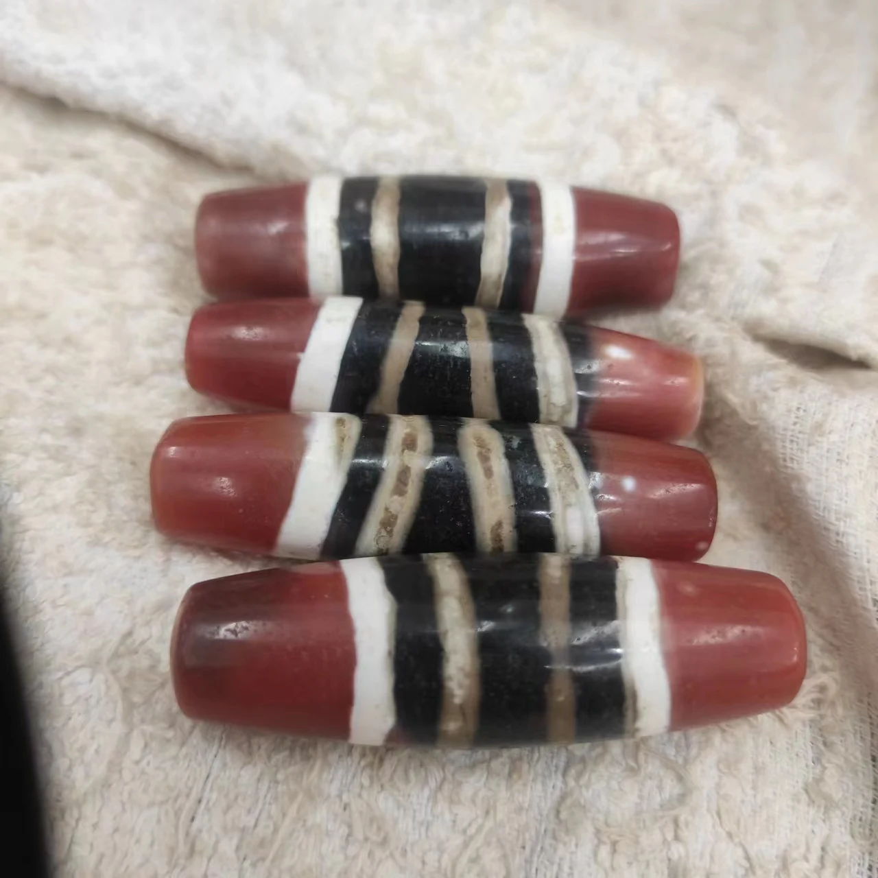 

1pcs/lot high-end boutique calcified old agate solid opaque red seven-line three-color dzi bead natural gem Collection solid