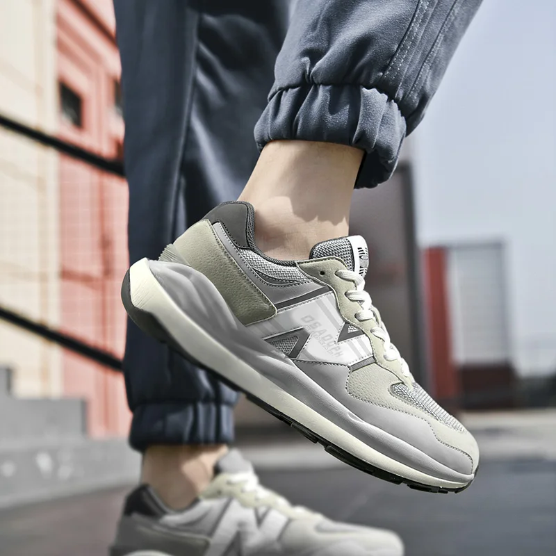 جديد الأكثر مبيعا المألوف عارضة الاحذية متعددة الوظائف حذاء مسطح القاع مريح الرياضة حذاء رياضة الرجال شخصية