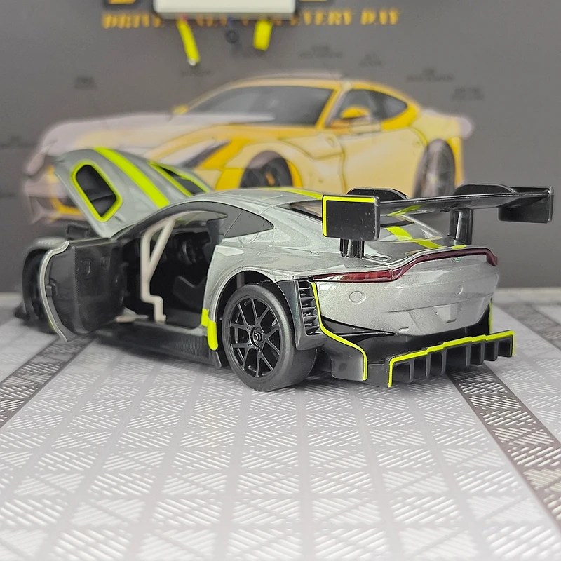 CCA 1:22 Simulation Aston Martin Vantage GT3 2024 Alloy Car Model Supercar Sound and Light Steering Shock Absorber Car