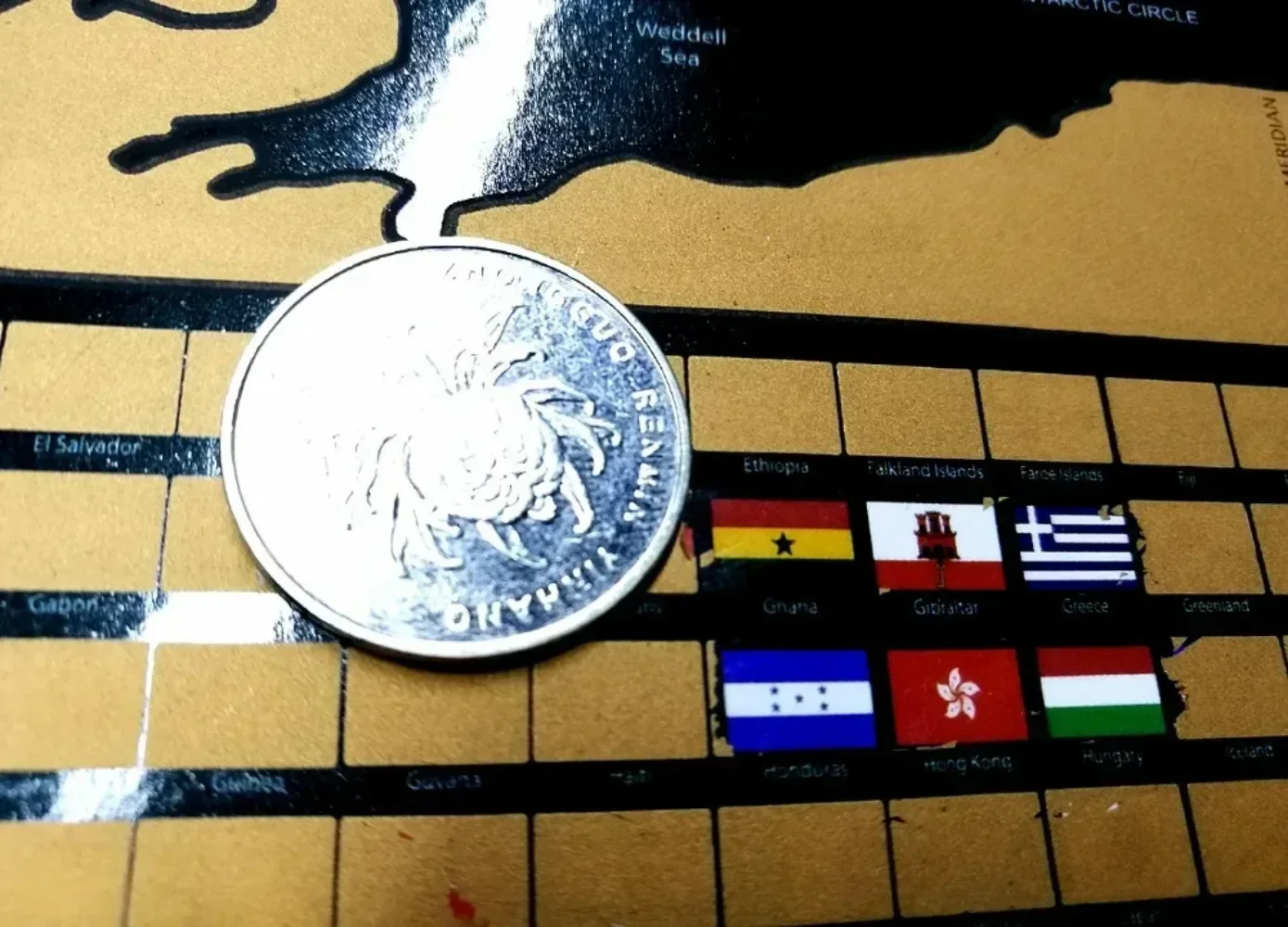 قطعة واحدة من خرائط الذهب العالمية للخدش، خرائط مثالية للمسافرين مع ملصقات فنية جدارية للعلم الوطني لديكور جدران مكتب الغرفة